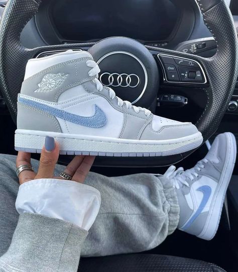 Air Jordan 1 Mid Wolf Grey - Image 4