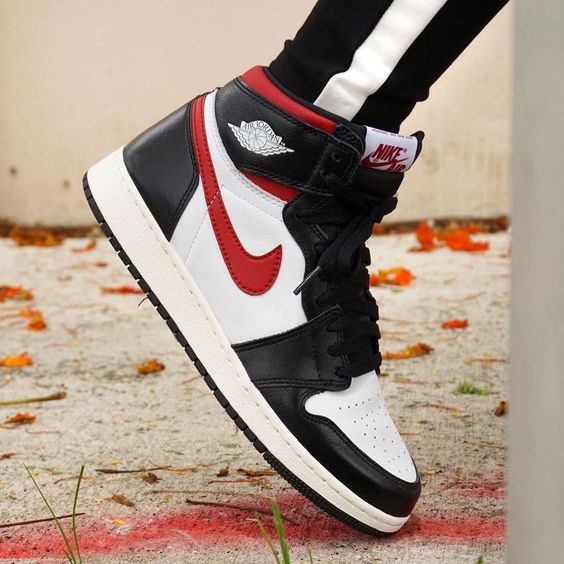 Air Jordan 1 Retro High Black Gym Red - Image 5