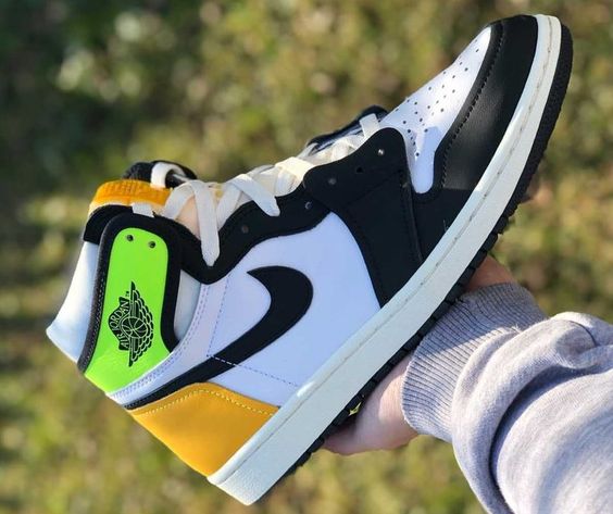 Air Jordan 1 Retro High Og Volt Gold - Image 4