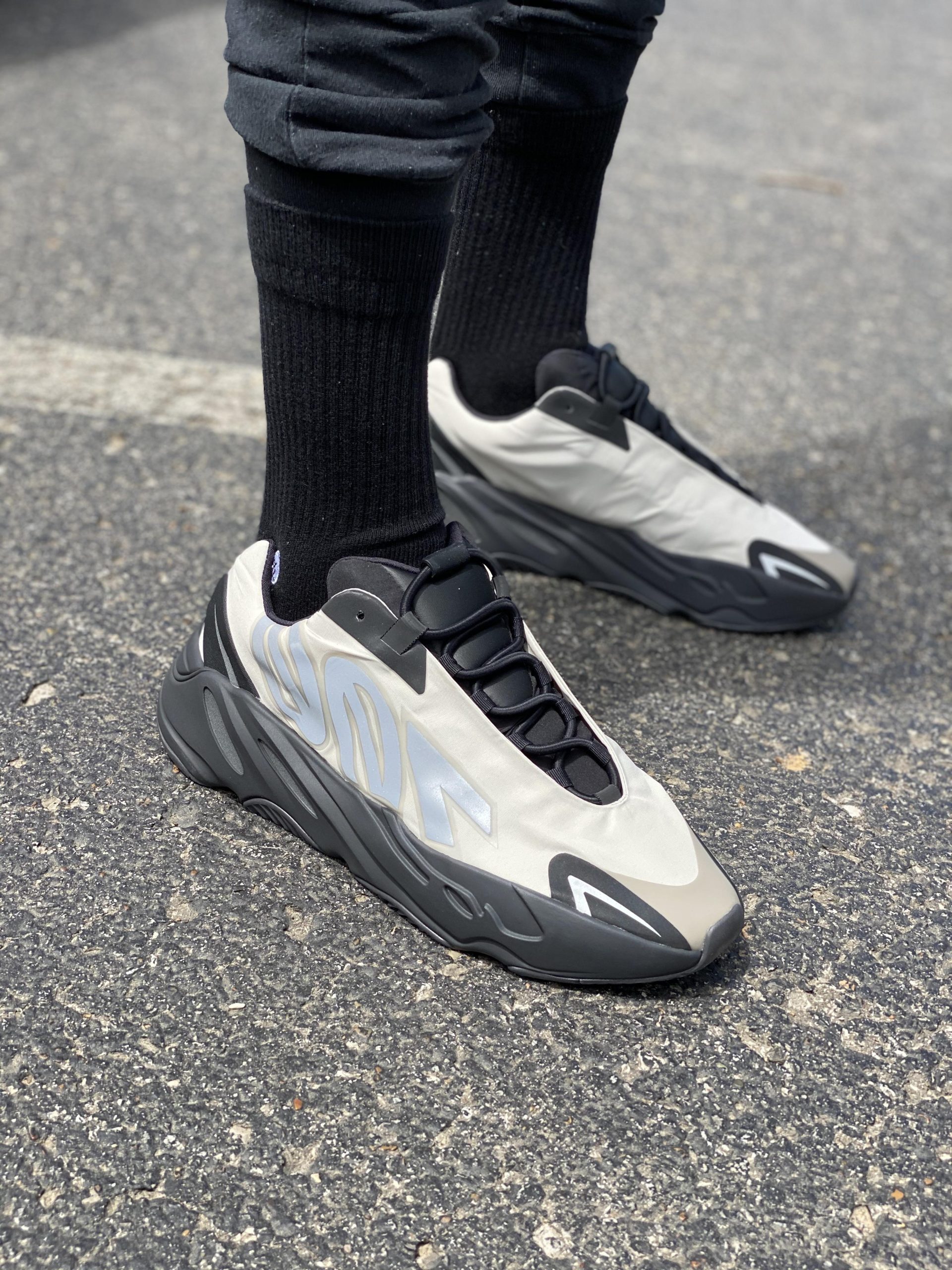 Yeezy 700 Mnvn Bone - Image 4